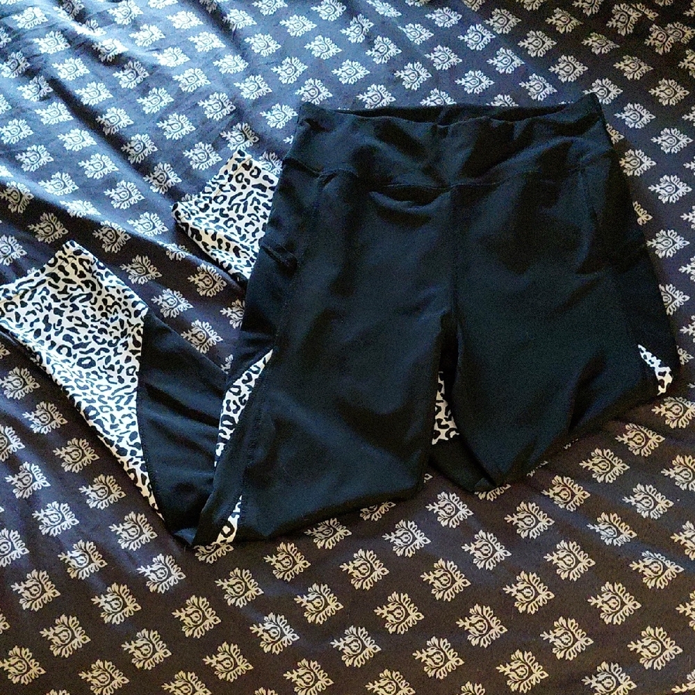 Womens Size M Black Leggings with Leopard Accent